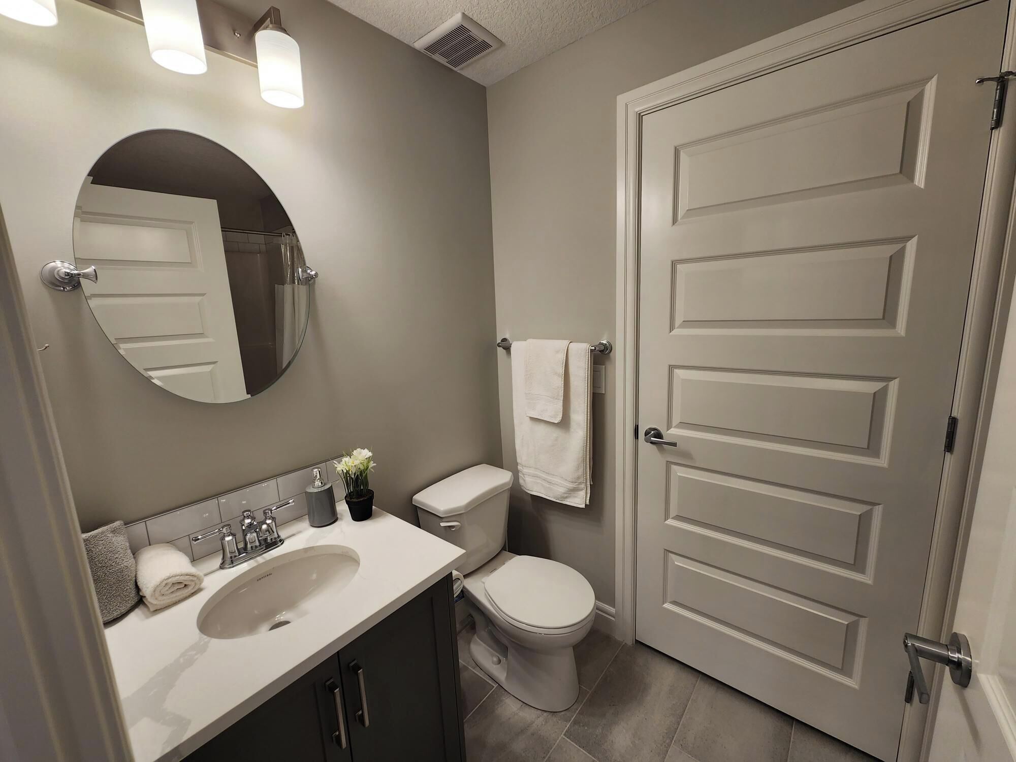 Sèche-cheveux, serviettes fournies, savon, papier toilette