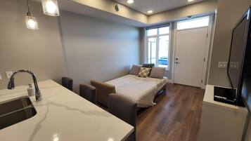 1 slaapkamer, een strijkplank/strijkijzer, wifi, beddengoed