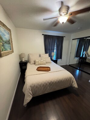 2 bedrooms, in-room safe, desk, iron/ironing board