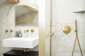 Douche, séchoir à cheveux, serviettes fournies, savon