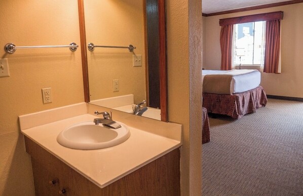 مجففات شعر، مناشف، صابون، ورق حمّام