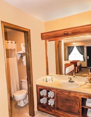 مجففات شعر، مناشف، صابون، ورق حمّام