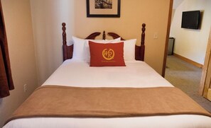 مكواة/لوح كي وخدمة الإنترنت وملاءات أسرّة