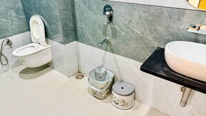 Deluxe Double Room | Bathroom