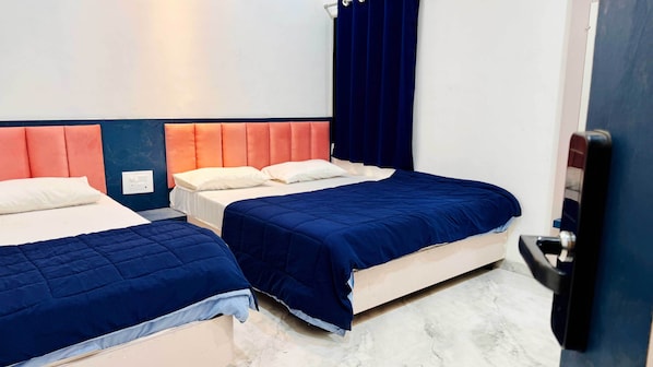 Deluxe Triple Room | Desk, laptop workspace, free WiFi