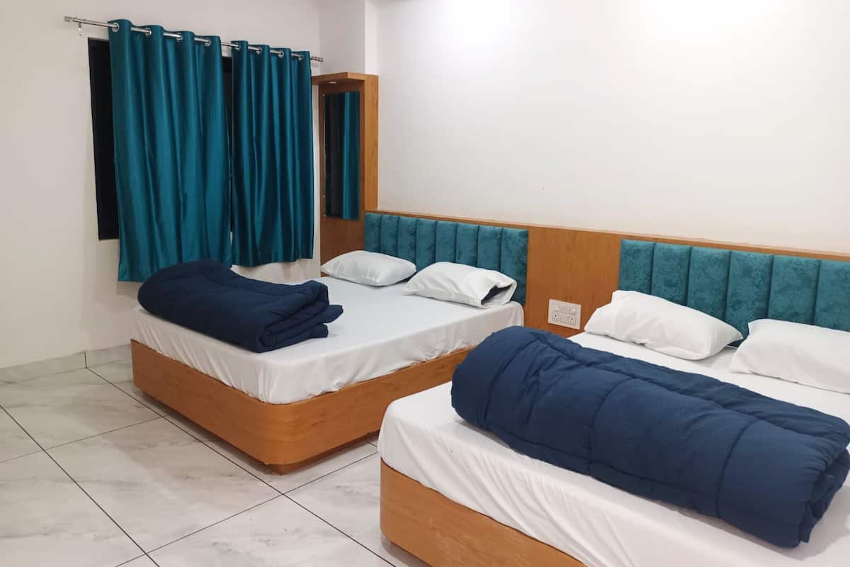 Family Room | Desk, laptop workspace, free WiFi