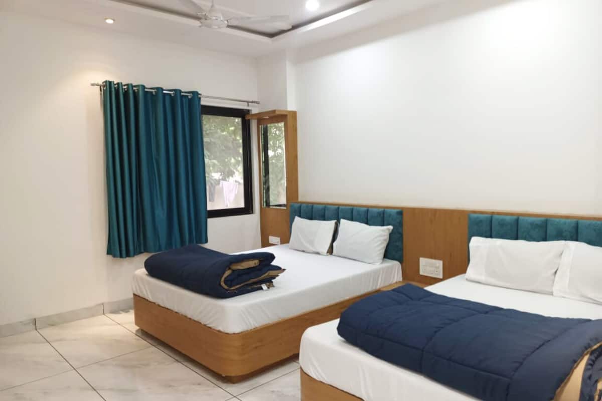 Deluxe Triple Room | Desk, laptop workspace, free WiFi