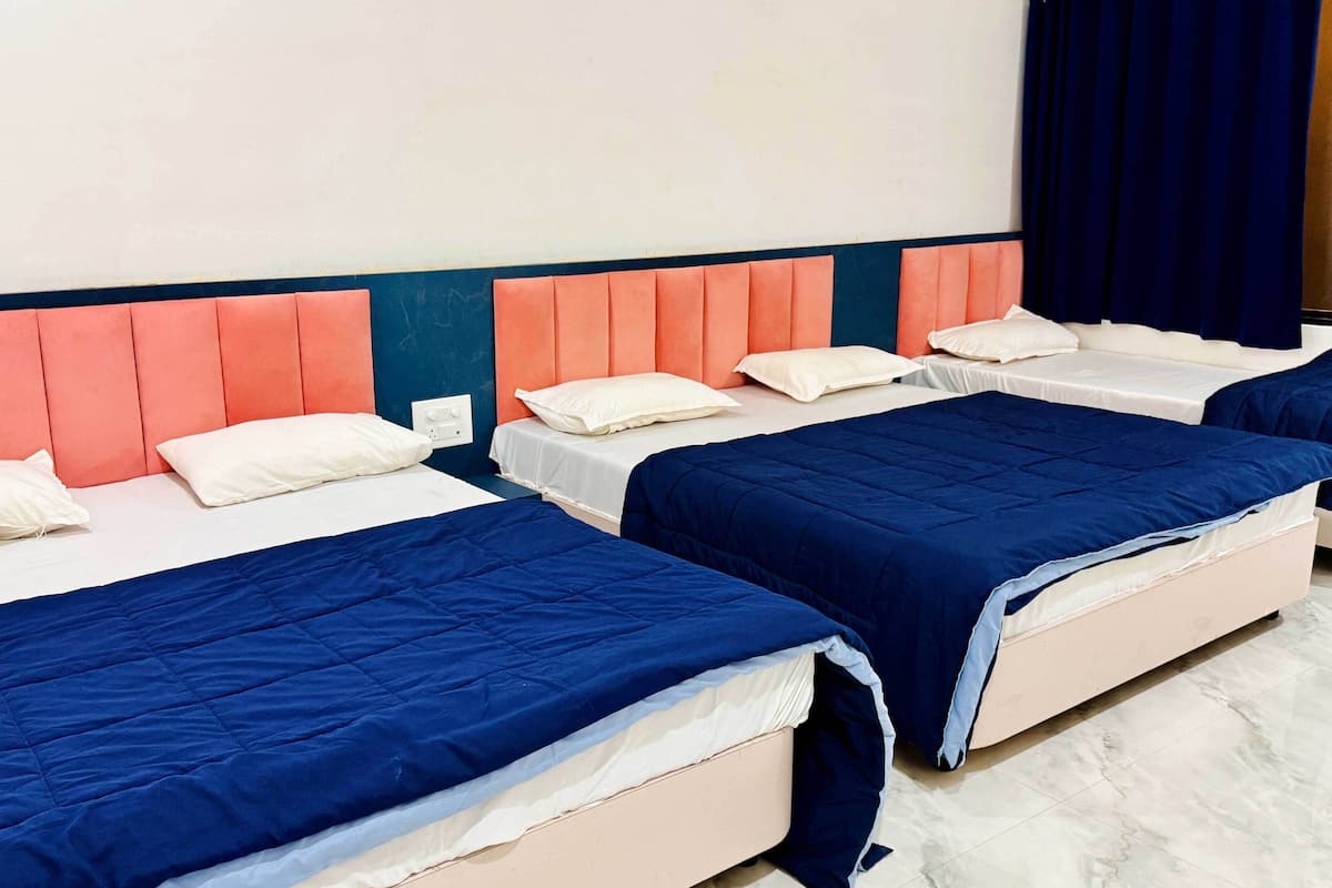 Elite-Zimmer, Mehrere Betten | Schreibtisch, laptopgeeigneter Arbeitsplatz, kostenloses WLAN