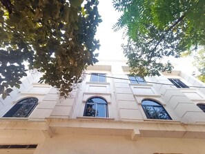 Vista frontal de la propiedad