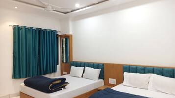 Family Room | Desk, laptop workspace, free WiFi