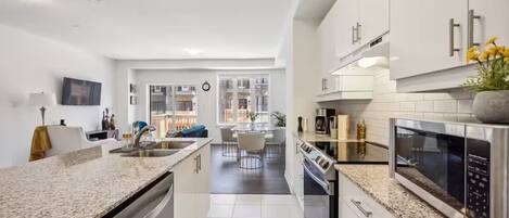 Køleskab, mikrobølgeovn, ovn, kogeplade