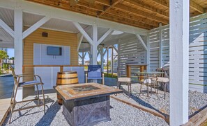 Outdoor dining - Boater’s Paradise! Newly decorated canal home with new boat dock. (Ocean Isle Beach)