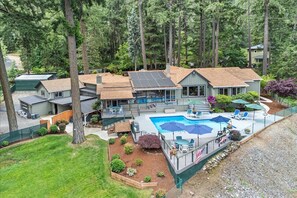 Outdoor pool - Majestic 2.4 Acre Estate on The Rogue River (Grants Pass)