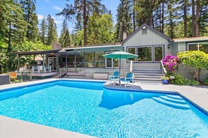 Outdoor pool - Majestic 2.4 Acre Estate on The Rogue River (Grants Pass)