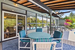 Outdoor dining - Majestic 2.4 Acre Estate on The Rogue River (Grants Pass)