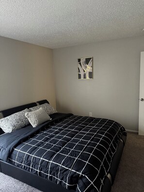 1 habitación, tabla de planchar con plancha, wifi gratis y ropa de cama