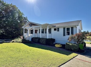 Exterior - Waterfront apartment in quiet downtown Swansboro with dock deck - beautiful views - kayak launch w/kayaks - boat lift. (Swansboro)