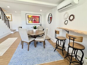 Dining - Waterfront apartment in quiet downtown Swansboro with dock deck - beautiful views - kayak launch w/kayaks - boat lift. (Swansboro)