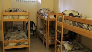 Dormitorio compartido económico, vista a la ciudad | Decoración personalizada, muebles diferentes y wifi gratis