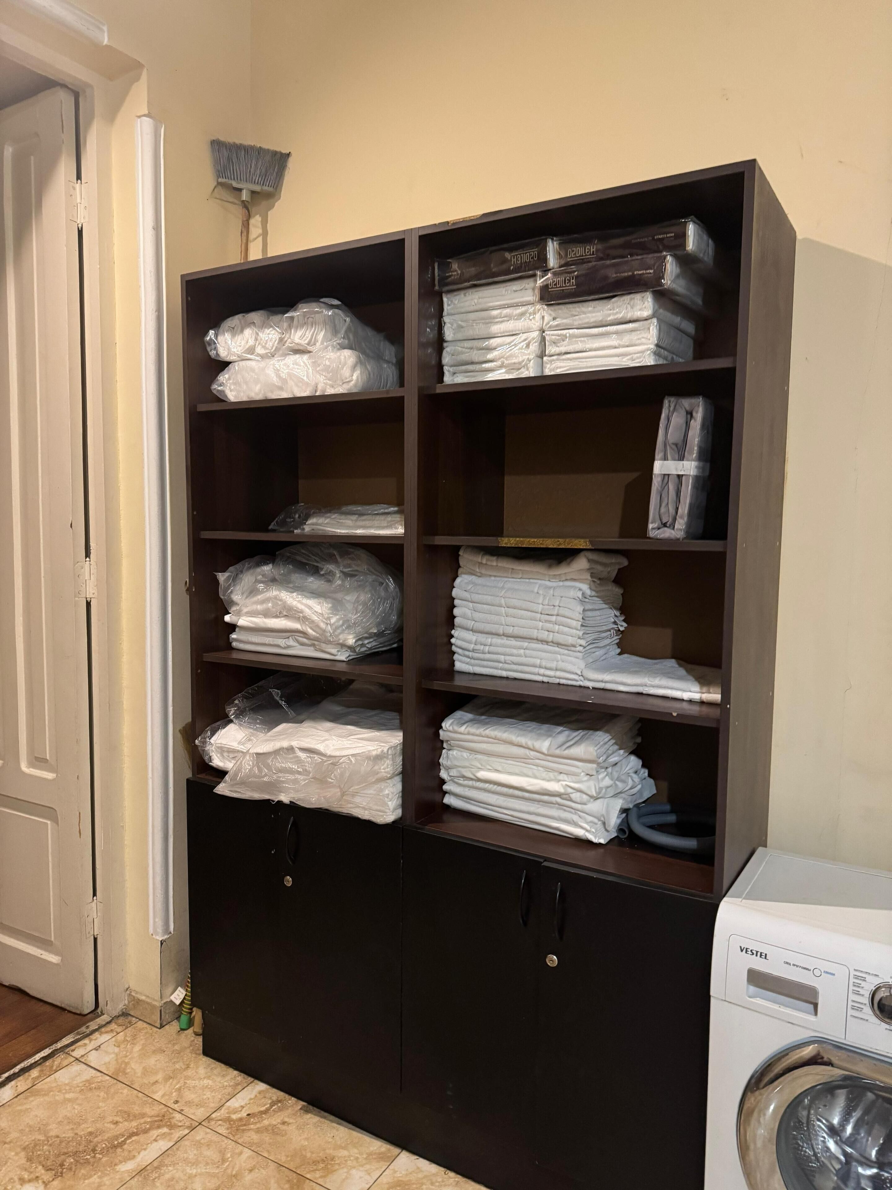 32-cm LCD TV with cable channels