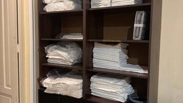 Televisión LCD 32 cm con canales de televisión por cable