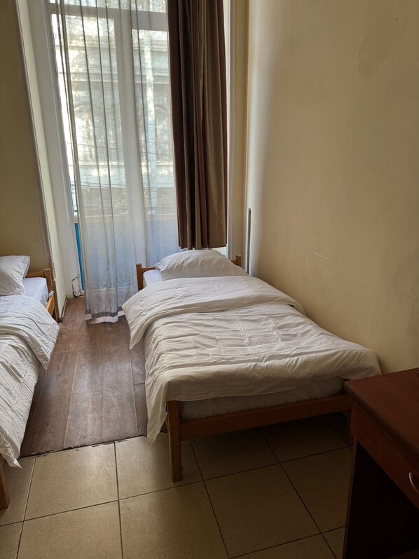 Habitación doble Confort | Decoración personalizada, muebles diferentes y wifi gratis 