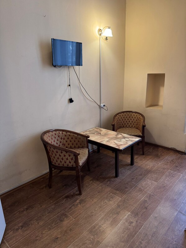 ラグジュアリー ダブルルーム シティビュー | 客室ごとに異なる装飾、客室ごとに異なるインテリア、WiFi (無料)、ベッドシーツ