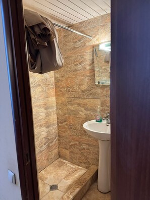 Habitación doble Confort | Baño | Regadera, regadera con hidromasaje, secadora de cabello, toallas 