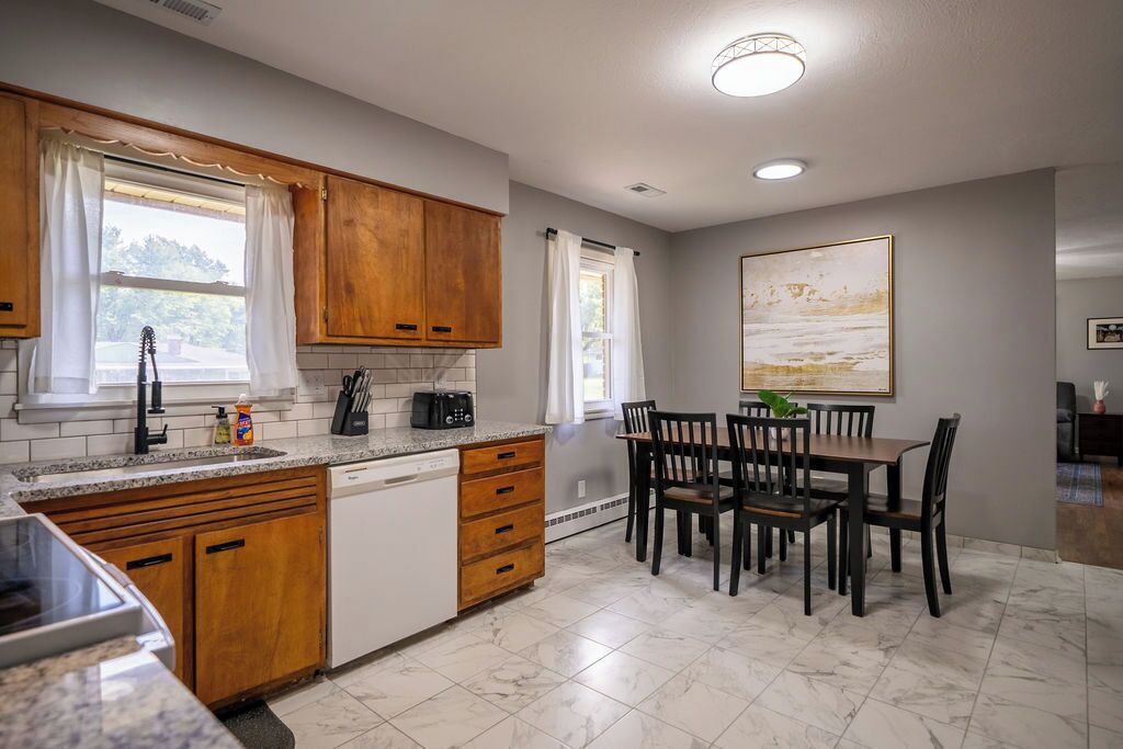 Micro-ondes, four, plaque de cuisson, lave-vaisselle