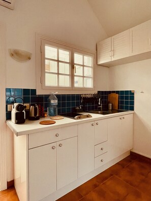 Wasserkocher mit Kaffee-/Teezubehör, Kühlschrank, Mikrowelle