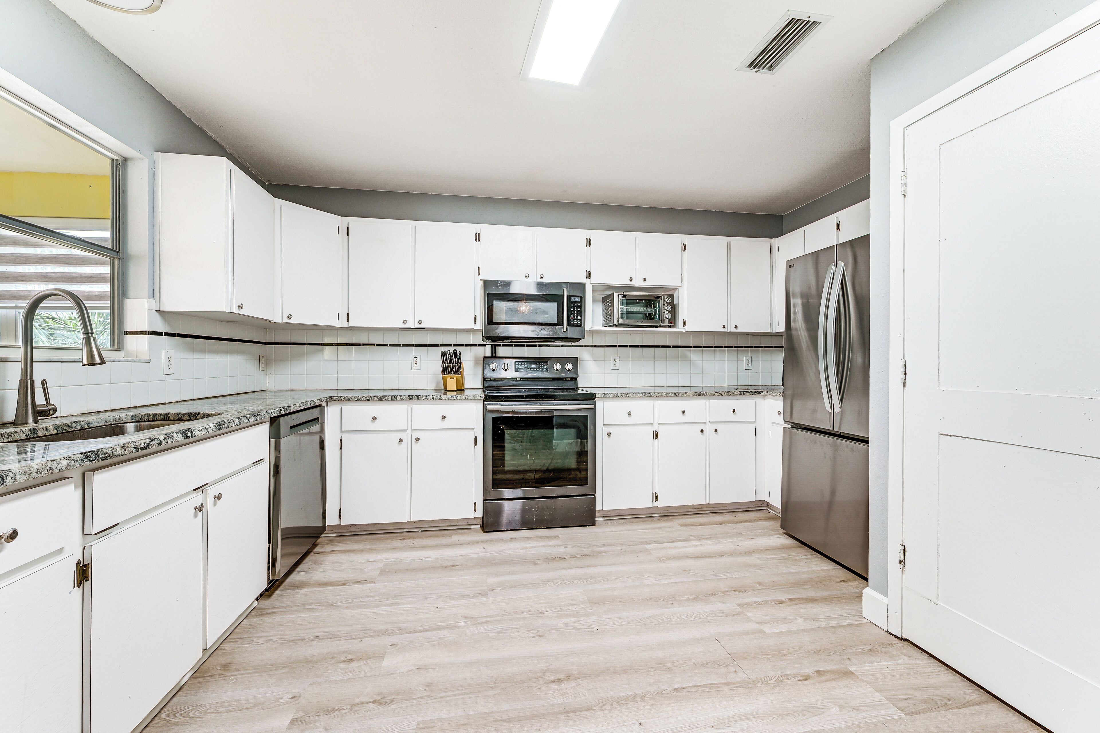 Fridge, microwave, stovetop, dishwasher