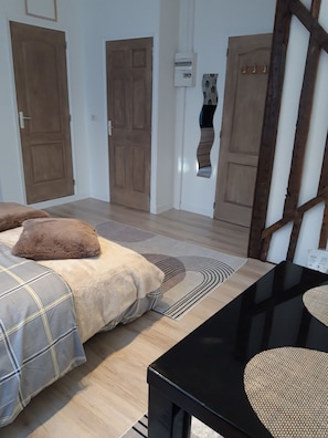 1 habitación, tabla de planchar con plancha, wifi gratis y ropa de cama 
