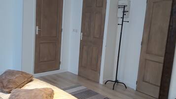 Een strijkplank/strijkijzer, gratis wifi, beddengoed