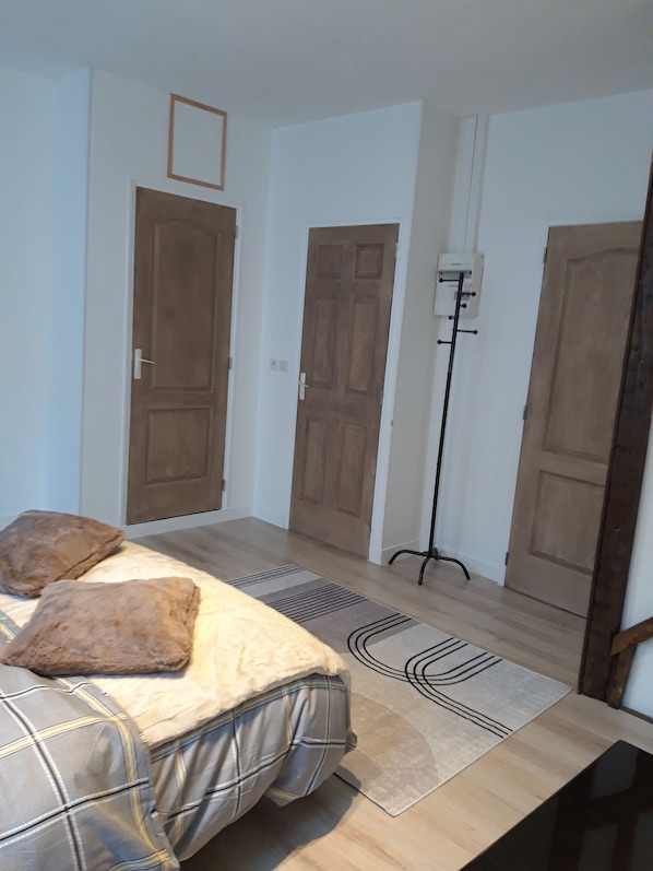 Fer et planche à repasser, Wi-Fi gratuit, draps fournis