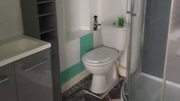 Een douche, een haardroger, handdoeken, zeep