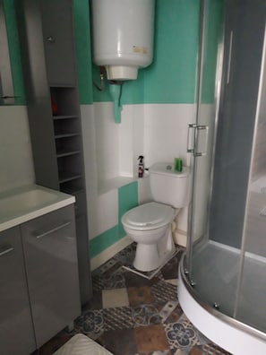 Douche, sèche-cheveux, serviettes fournies, savon