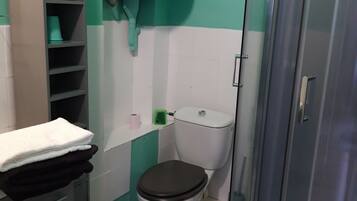 Douche, sĂšche-cheveux, serviettes fournies, savon