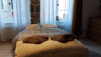 Een strijkplank/strijkijzer, gratis wifi, beddengoed