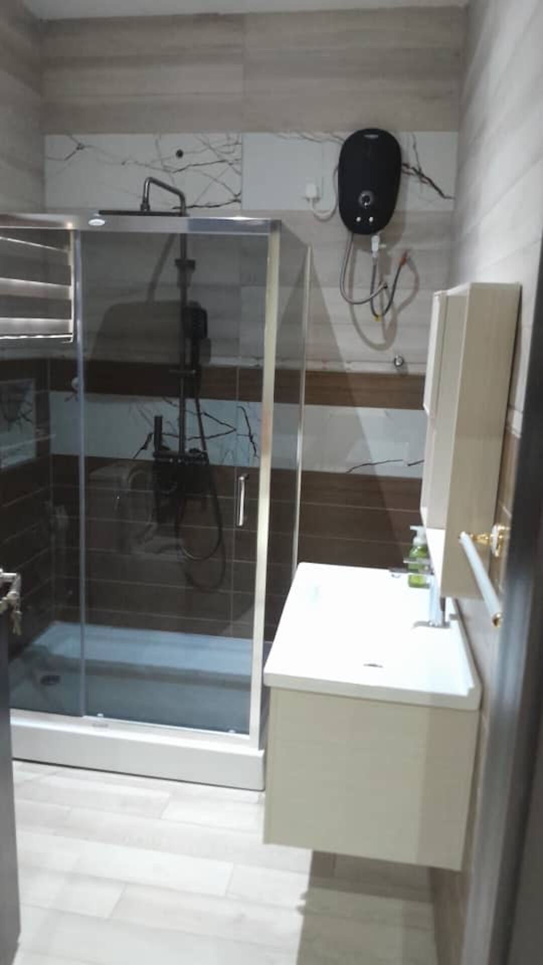 Douche, serviettes fournies, papier toilette