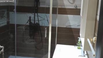 Douche, serviettes fournies, papier toilette