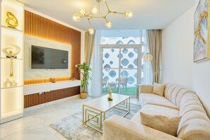Premium-Apartment, Flussblick | Wohnzimmer | 40-Zoll-Smart-TV mit Digitalempfang