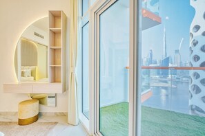 Premium-Apartment, Flussblick | Zimmersafe, individuell dekoriert, individuell eingerichtet