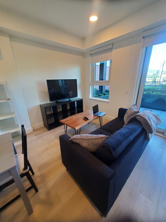 New 1-bedroom Furnished Condo With Ac In Charming Cultural District Of Kelowna - Kelowna