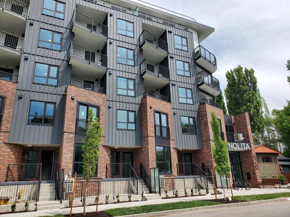 Exterior -  New 1-bedroom furnished condo with AC in charming Cultural District of Kelowna (Kelowna)