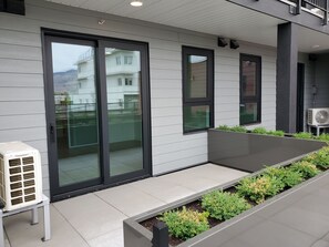 Property grounds -  New 1-bedroom furnished condo with AC in charming Cultural District of Kelowna (Kelowna)