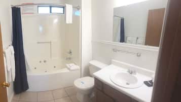 Baignoire Ă jets, sĂšche-cheveux, serviettes fournies