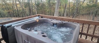 Ozark Mountain Woodland Lake Deluxe Cottage