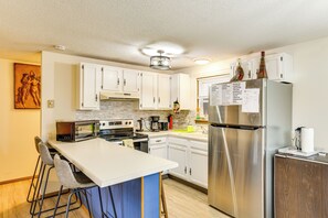 Fridge, stovetop, coffee/tea maker, toaster - Ski, Swim & Hike! Family Home in Tobyhanna (Tobyhanna)