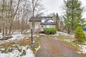 Exterior - Ski, Swim & Hike! Family Home in Tobyhanna (Tobyhanna)