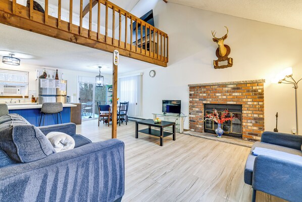 TV, fireplace - Ski, Swim & Hike! Family Home in Tobyhanna (Tobyhanna)